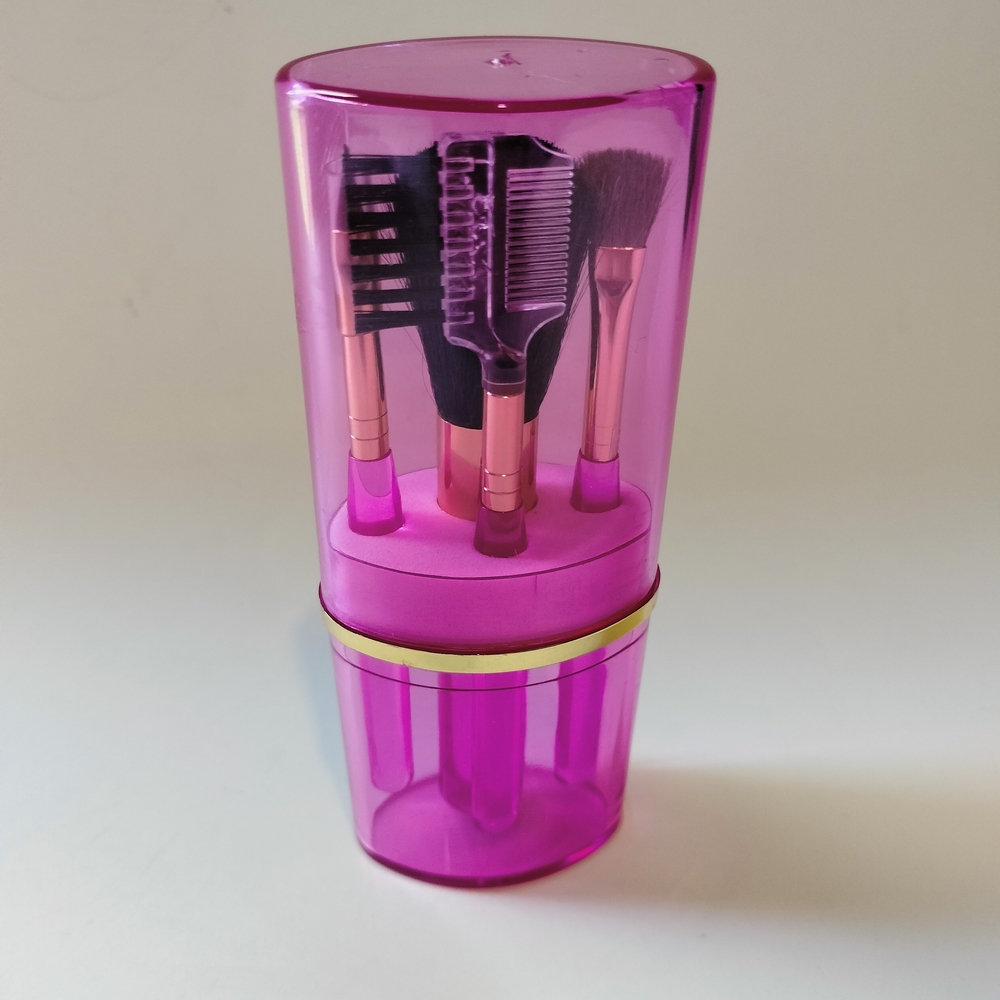 New Avon 4 Pc. Makeup Brush Set with Pink Case